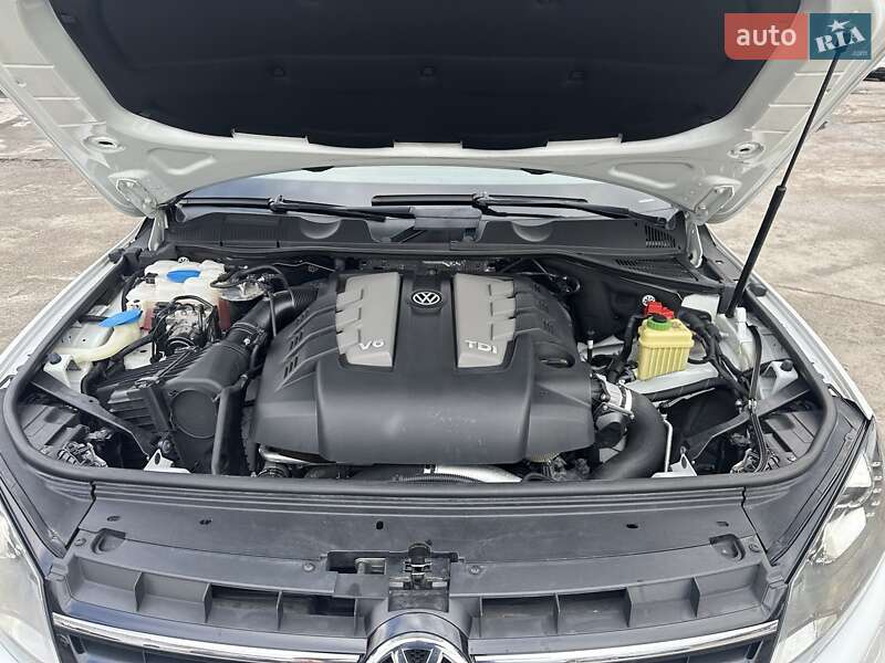 Внедорожник / Кроссовер Volkswagen Touareg 2013 в Киеве