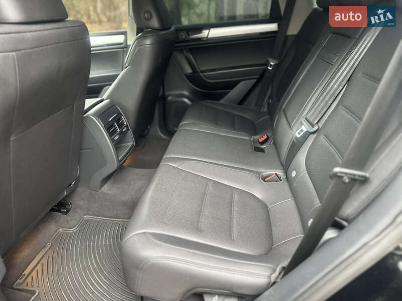 Внедорожник / Кроссовер Volkswagen Touareg 2011 в Киеве