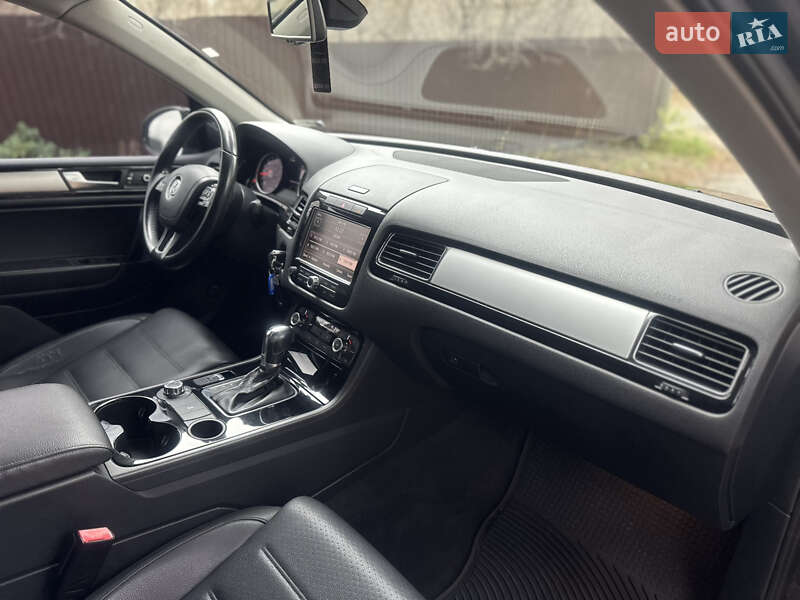 Внедорожник / Кроссовер Volkswagen Touareg 2011 в Киеве