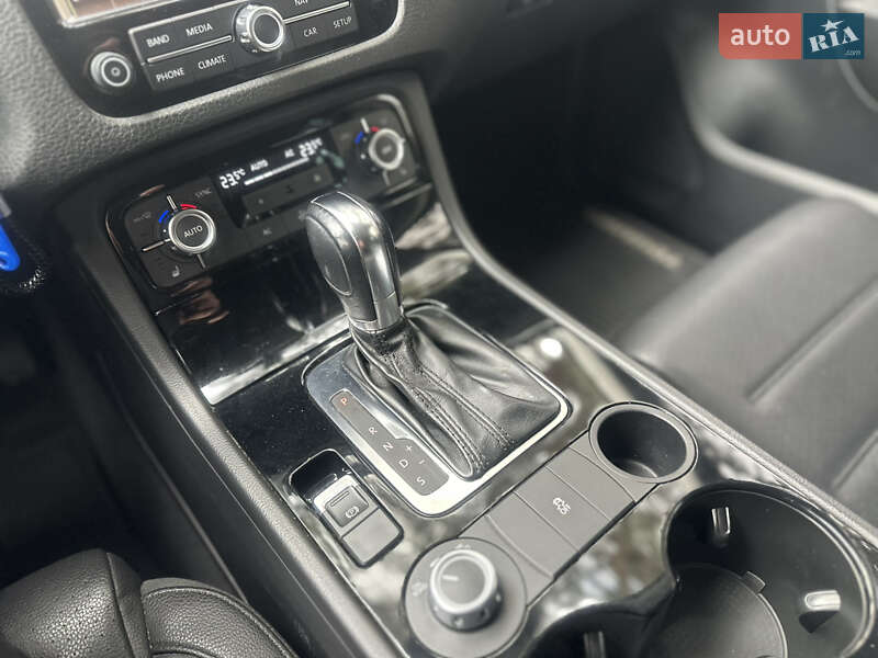 Внедорожник / Кроссовер Volkswagen Touareg 2011 в Киеве