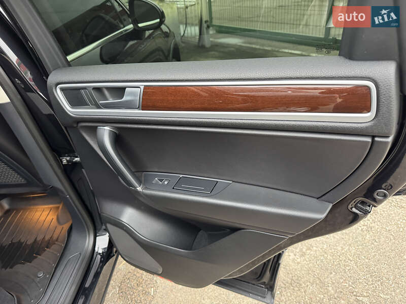 Внедорожник / Кроссовер Volkswagen Touareg 2017 в Киеве