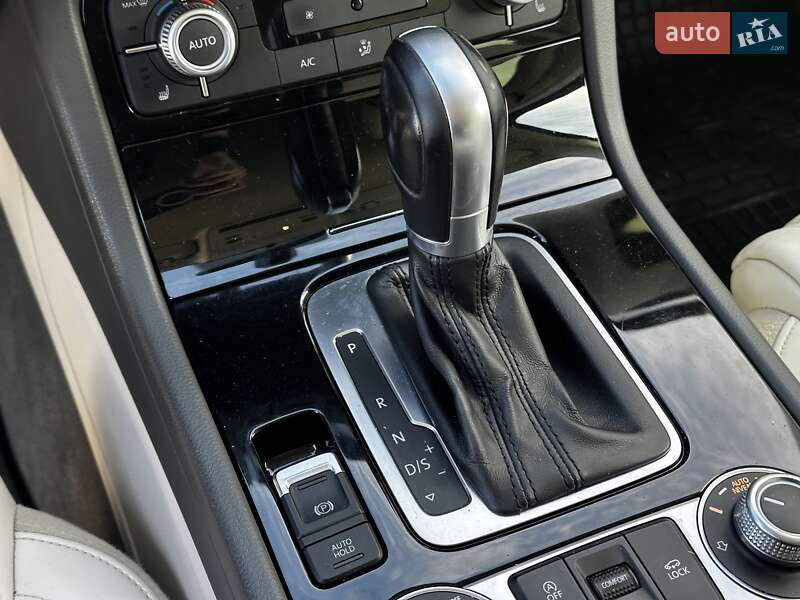 Внедорожник / Кроссовер Volkswagen Touareg 2014 в Львове