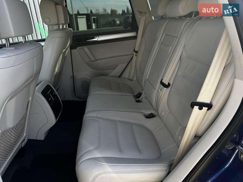 Внедорожник / Кроссовер Volkswagen Touareg 2014 в Львове