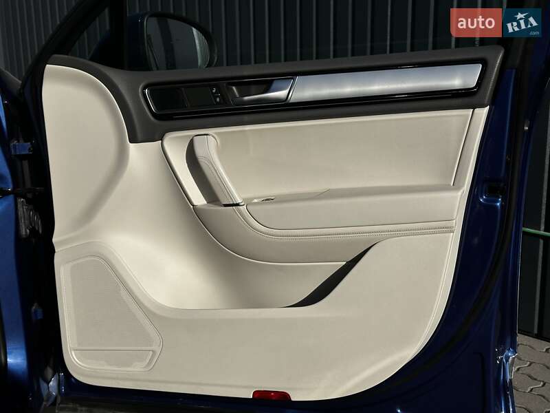 Внедорожник / Кроссовер Volkswagen Touareg 2014 в Львове