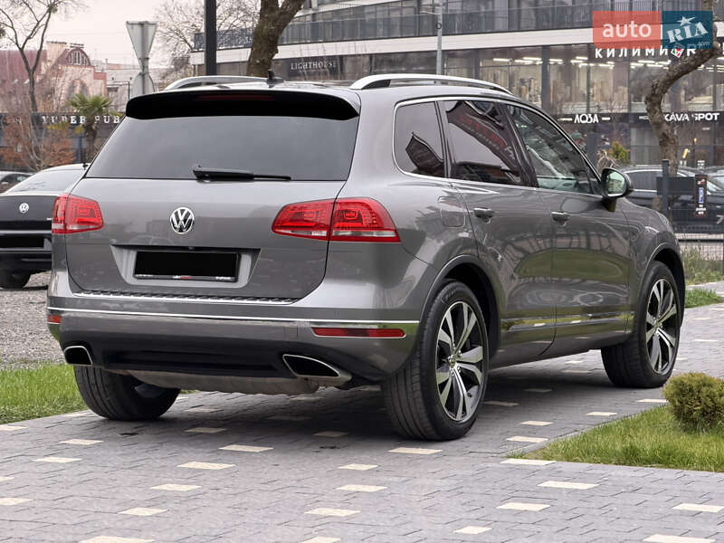 Внедорожник / Кроссовер Volkswagen Touareg 2015 в Ужгороде