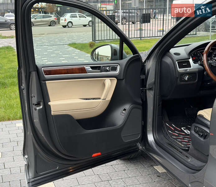 Внедорожник / Кроссовер Volkswagen Touareg 2015 в Ужгороде