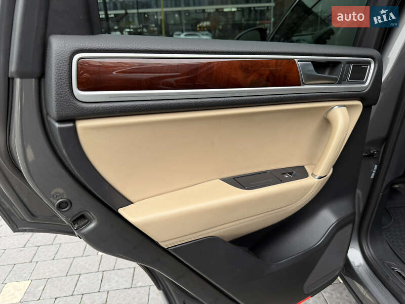 Внедорожник / Кроссовер Volkswagen Touareg 2015 в Ужгороде