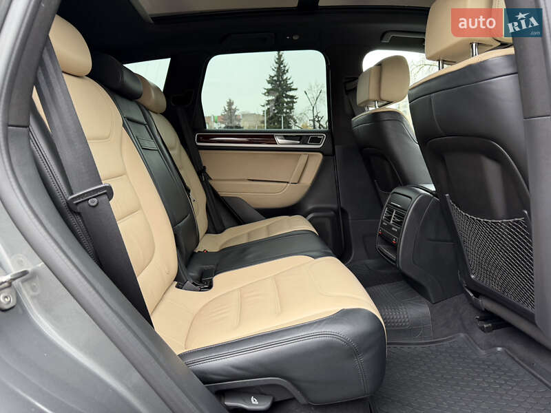 Внедорожник / Кроссовер Volkswagen Touareg 2015 в Ужгороде