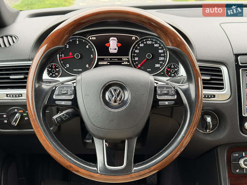 Внедорожник / Кроссовер Volkswagen Touareg 2015 в Ужгороде