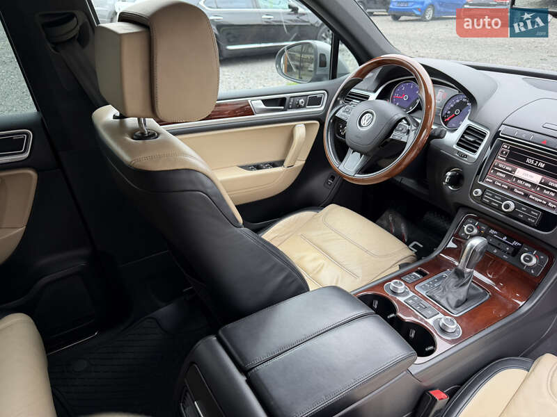 Внедорожник / Кроссовер Volkswagen Touareg 2015 в Ужгороде