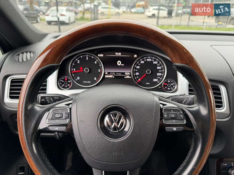 Внедорожник / Кроссовер Volkswagen Touareg 2015 в Ужгороде