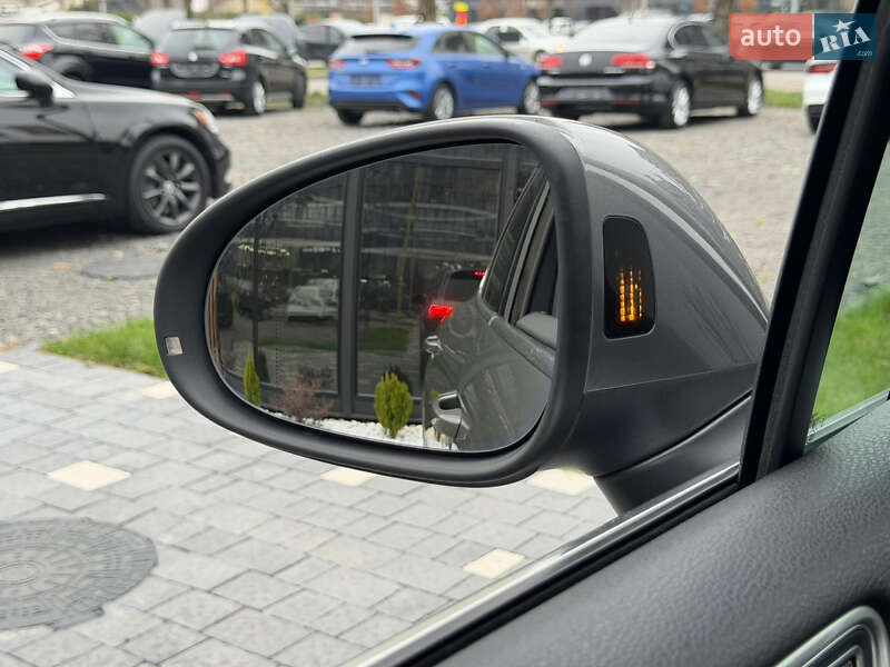 Внедорожник / Кроссовер Volkswagen Touareg 2015 в Ужгороде