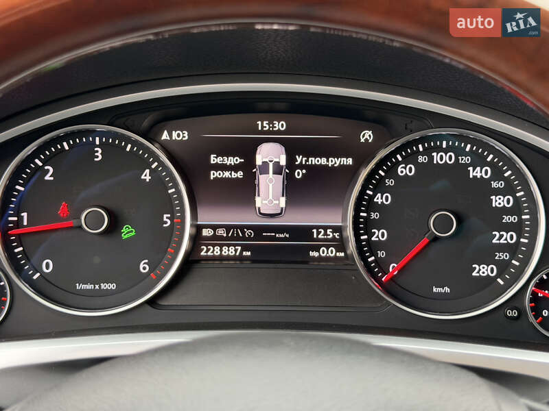 Внедорожник / Кроссовер Volkswagen Touareg 2015 в Ужгороде