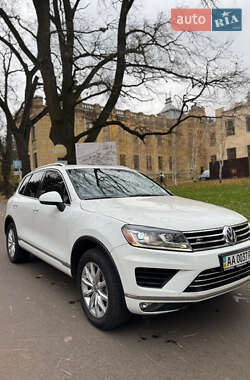 Внедорожник / Кроссовер Volkswagen Touareg 2015 в Киеве