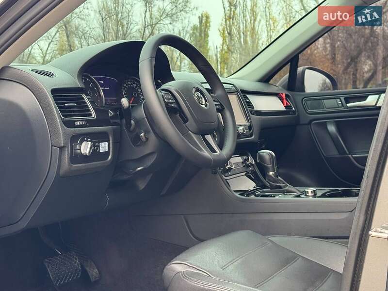 Внедорожник / Кроссовер Volkswagen Touareg 2012 в Запорожье