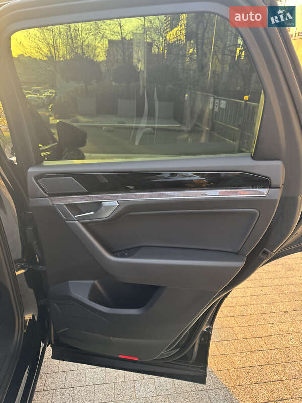 Внедорожник / Кроссовер Volkswagen Touareg 2020 в Киеве