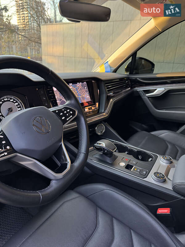 Внедорожник / Кроссовер Volkswagen Touareg 2020 в Киеве