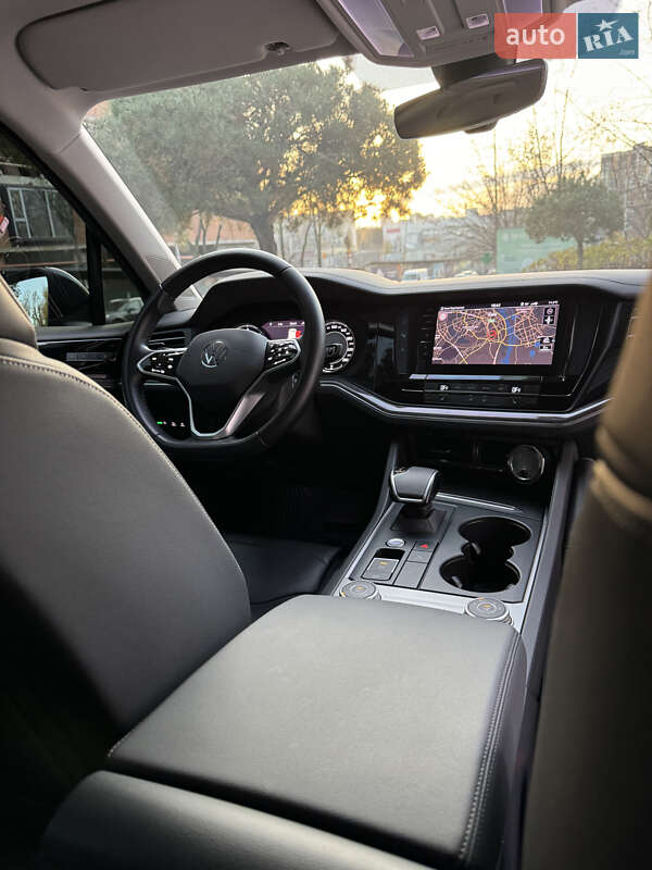 Внедорожник / Кроссовер Volkswagen Touareg 2020 в Киеве