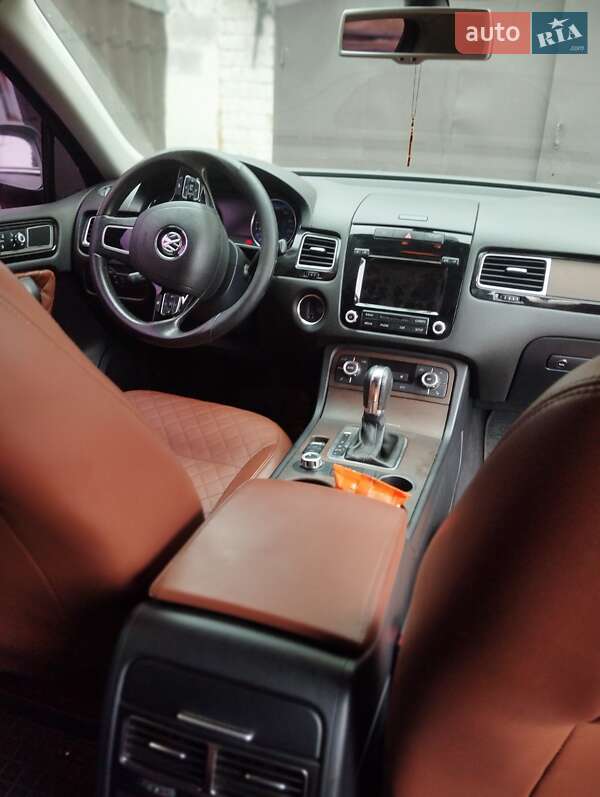 Внедорожник / Кроссовер Volkswagen Touareg 2014 в Новых Петровцах