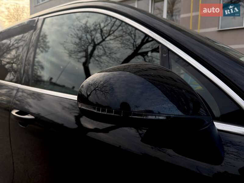 Внедорожник / Кроссовер Volkswagen Touareg 2011 в Сумах