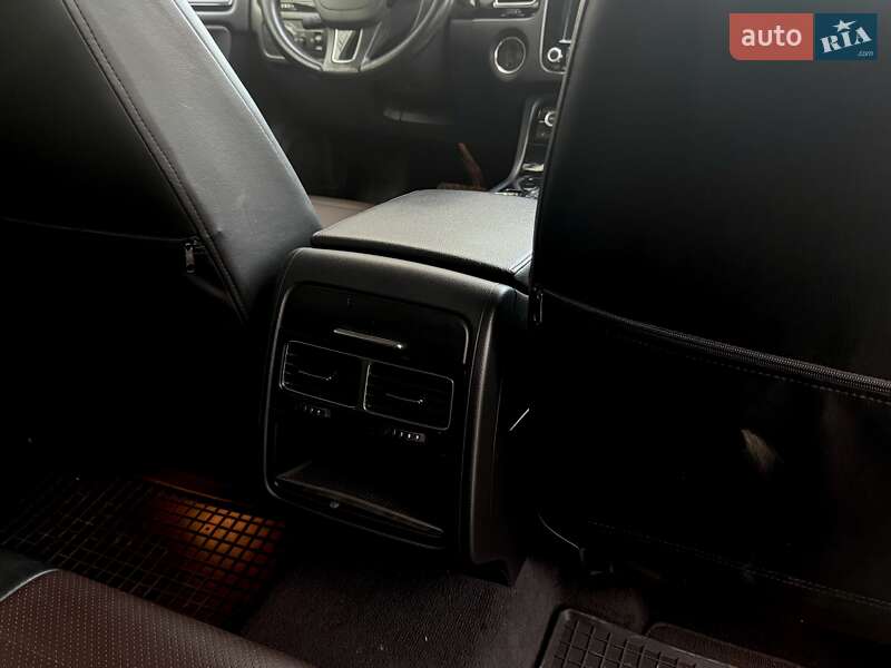 Внедорожник / Кроссовер Volkswagen Touareg 2011 в Сумах