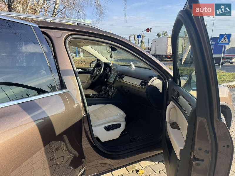 Внедорожник / Кроссовер Volkswagen Touareg 2013 в Вишневом