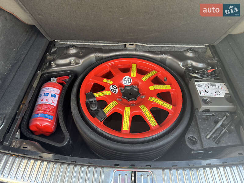 Внедорожник / Кроссовер Volkswagen Touareg 2013 в Вишневом