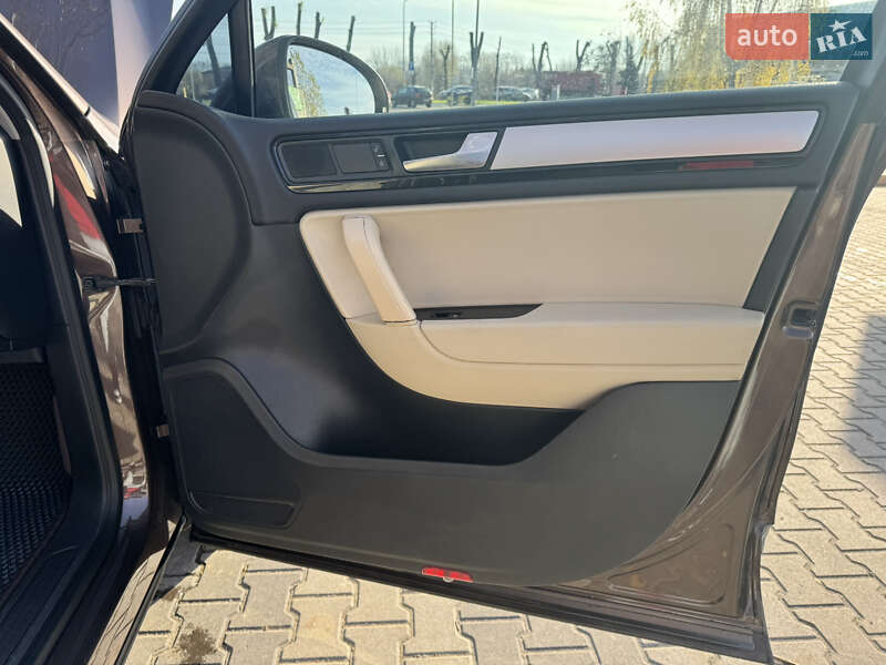 Внедорожник / Кроссовер Volkswagen Touareg 2013 в Вишневом