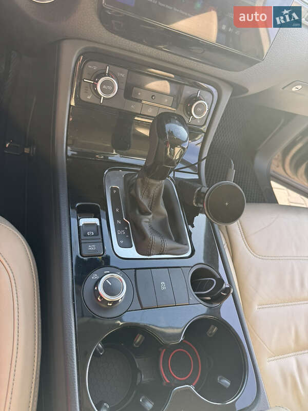 Внедорожник / Кроссовер Volkswagen Touareg 2013 в Вишневом