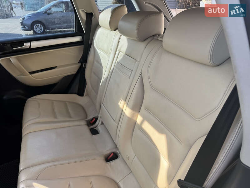 Внедорожник / Кроссовер Volkswagen Touareg 2013 в Вишневом