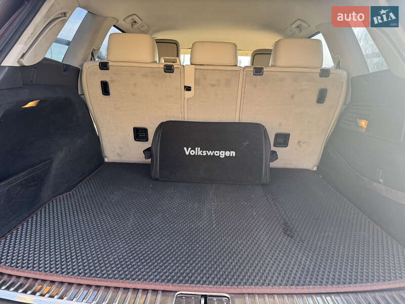 Внедорожник / Кроссовер Volkswagen Touareg 2013 в Вишневом