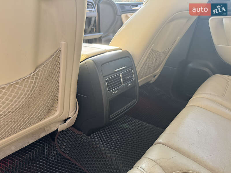 Внедорожник / Кроссовер Volkswagen Touareg 2013 в Вишневом