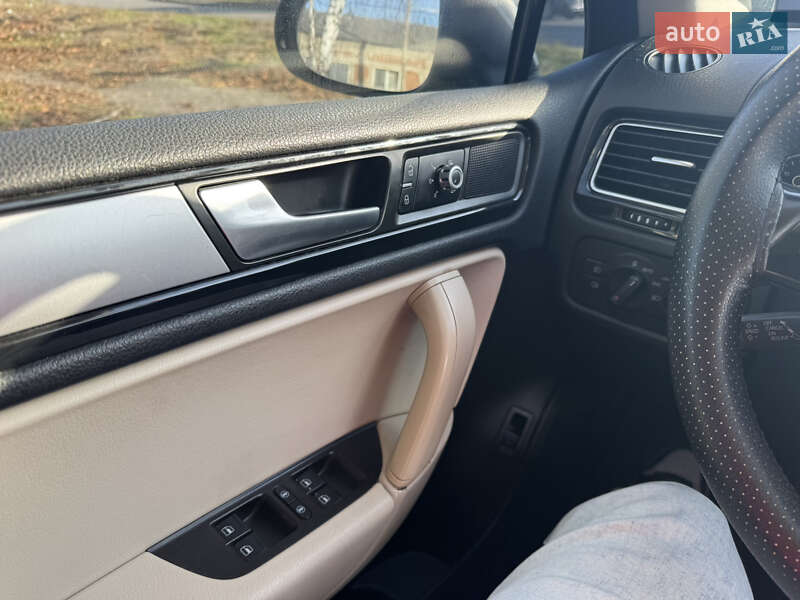 Внедорожник / Кроссовер Volkswagen Touareg 2013 в Вишневом