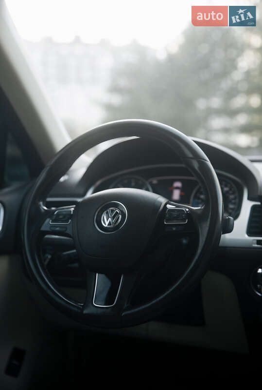 Внедорожник / Кроссовер Volkswagen Touareg 2011 в Ивано-Франковске