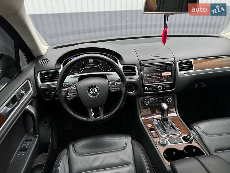 Внедорожник / Кроссовер Volkswagen Touareg 2015 в Луцке