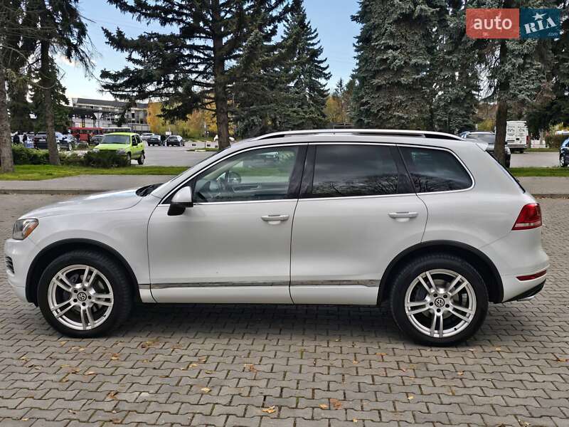 Позашляховик / Кросовер Volkswagen Touareg 2012 в Чернівцях