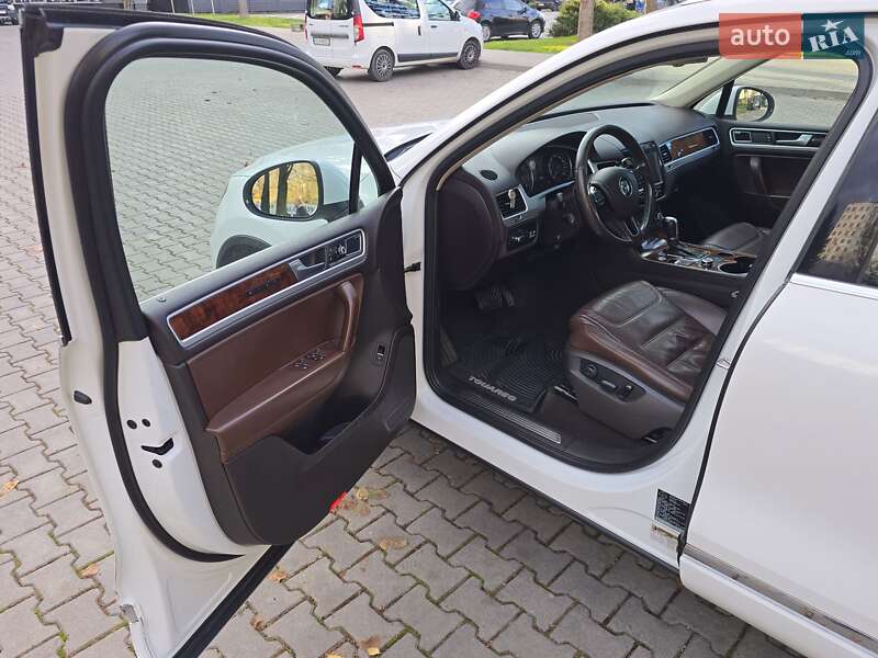 Позашляховик / Кросовер Volkswagen Touareg 2012 в Чернівцях