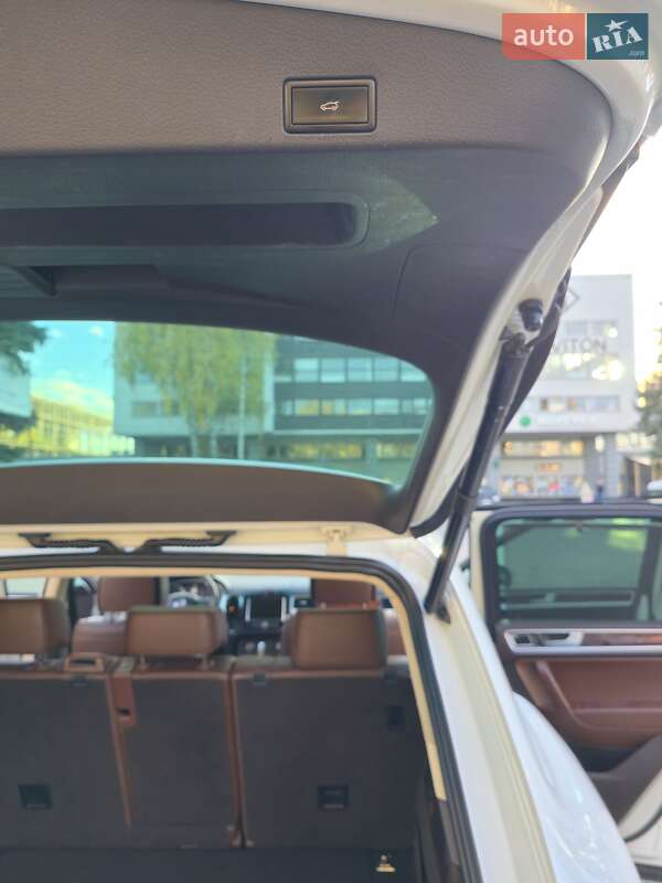 Позашляховик / Кросовер Volkswagen Touareg 2012 в Чернівцях