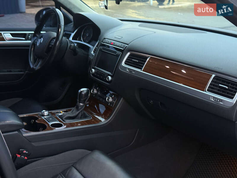 Позашляховик / Кросовер Volkswagen Touareg 2015 в Запоріжжі