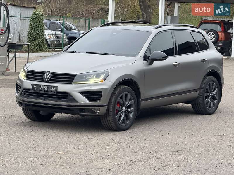 Внедорожник / Кроссовер Volkswagen Touareg 2015 в Днепре