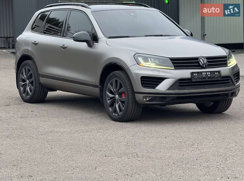 Внедорожник / Кроссовер Volkswagen Touareg 2015 в Днепре