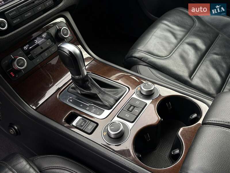 Внедорожник / Кроссовер Volkswagen Touareg 2015 в Киеве