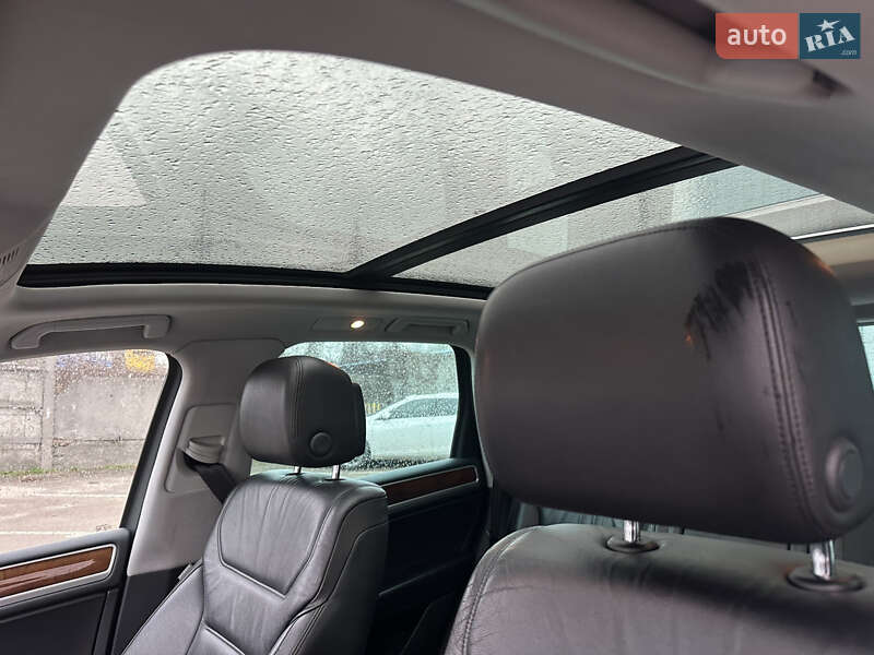Внедорожник / Кроссовер Volkswagen Touareg 2013 в Киеве
