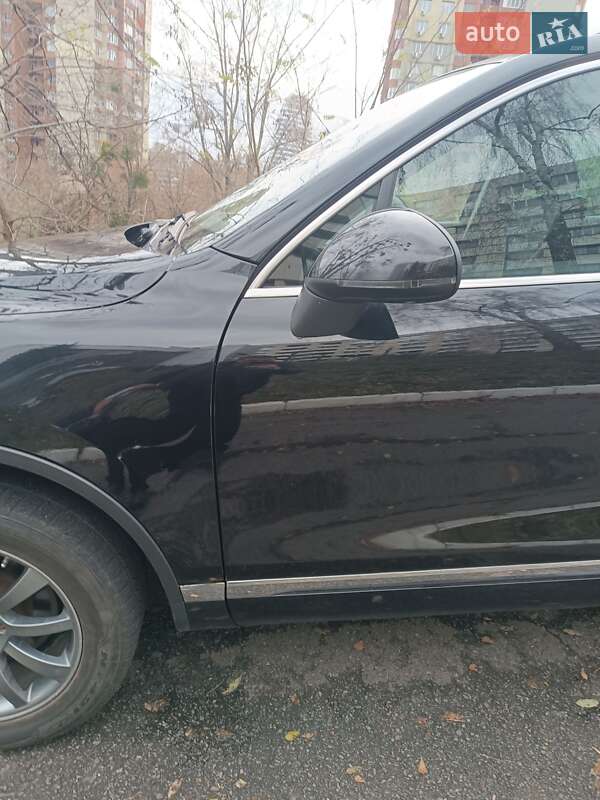 Позашляховик / Кросовер Volkswagen Touareg 2012 в Києві