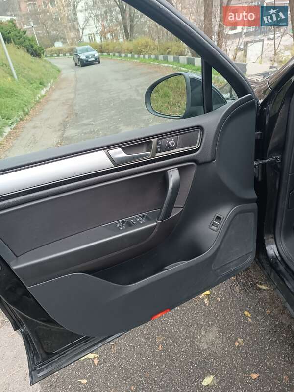 Позашляховик / Кросовер Volkswagen Touareg 2012 в Києві