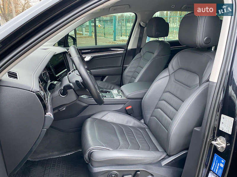 Внедорожник / Кроссовер Volkswagen Touareg 2020 в Киеве