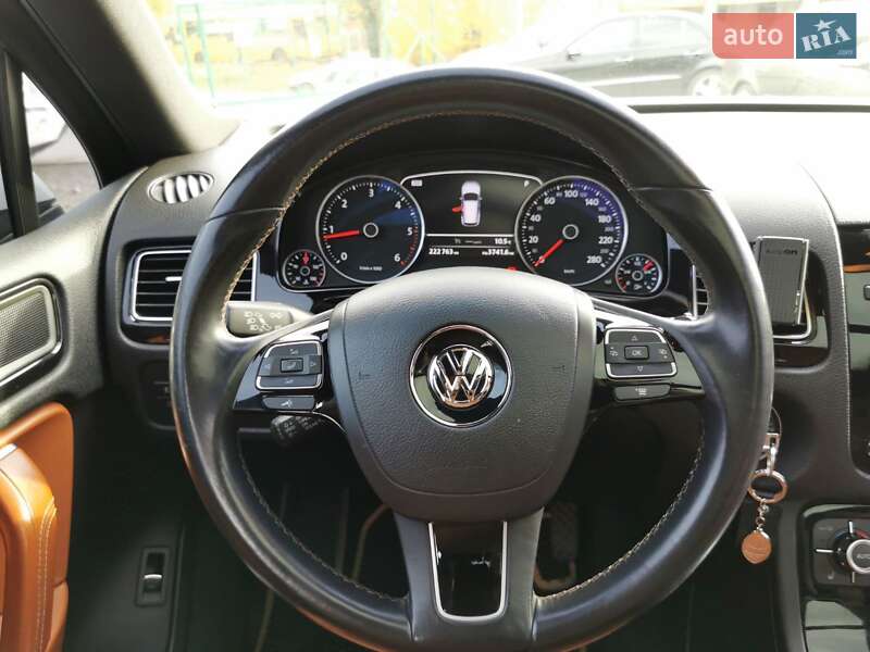 Внедорожник / Кроссовер Volkswagen Touareg 2013 в Хмельницком