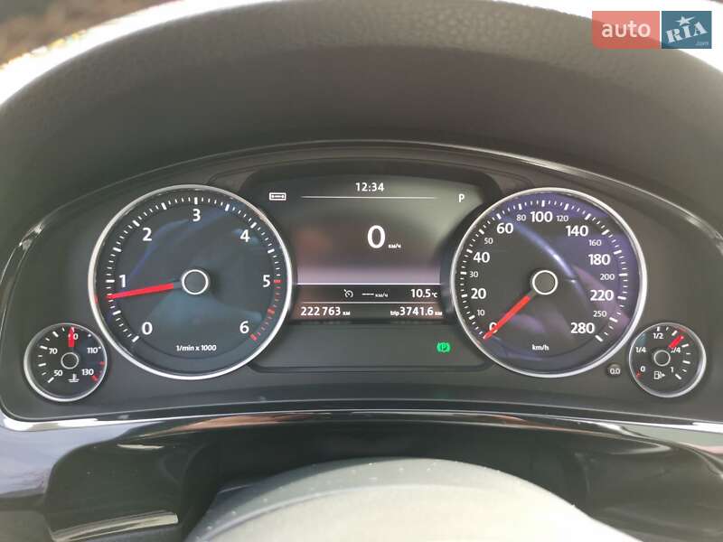 Внедорожник / Кроссовер Volkswagen Touareg 2013 в Хмельницком