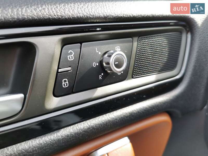 Внедорожник / Кроссовер Volkswagen Touareg 2013 в Хмельницком