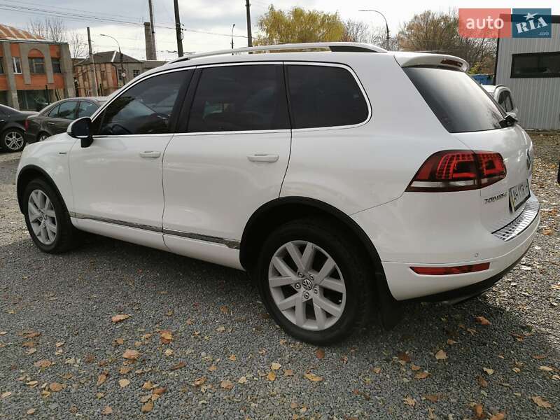 Внедорожник / Кроссовер Volkswagen Touareg 2013 в Хмельницком
